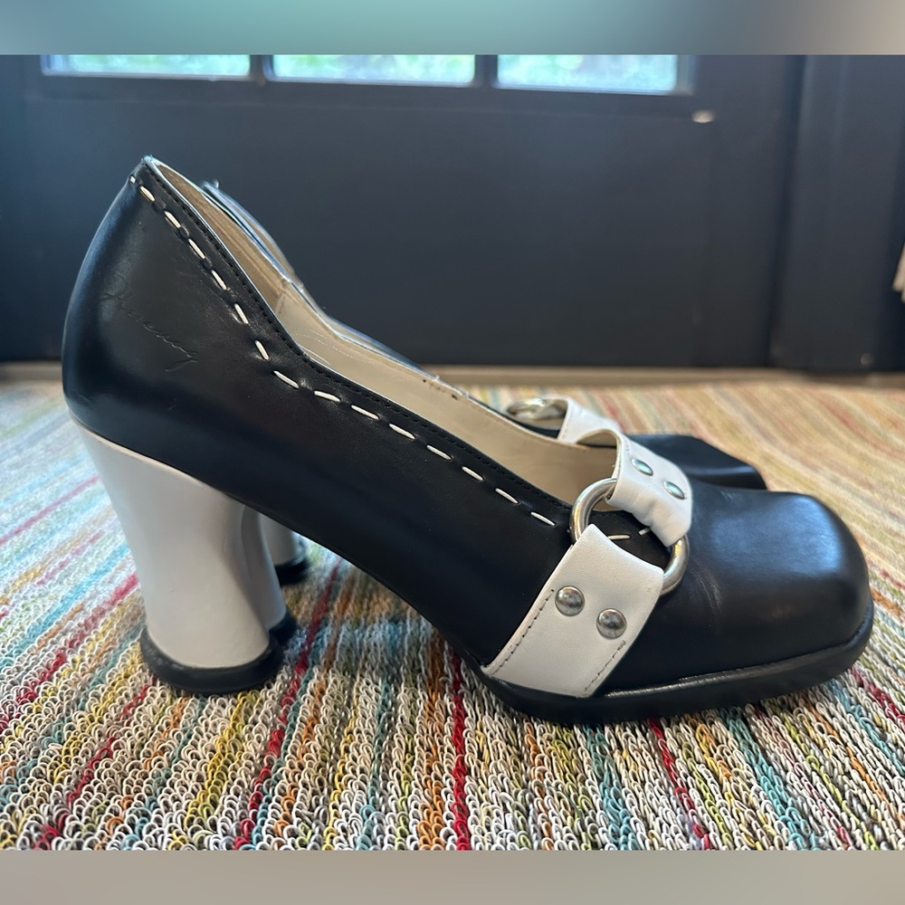 SOLD!! Fluevog VINTAGE EXCELLENT Choice Hi Vanny black/white heart heels❤️ 7 - Picture 3 of 16